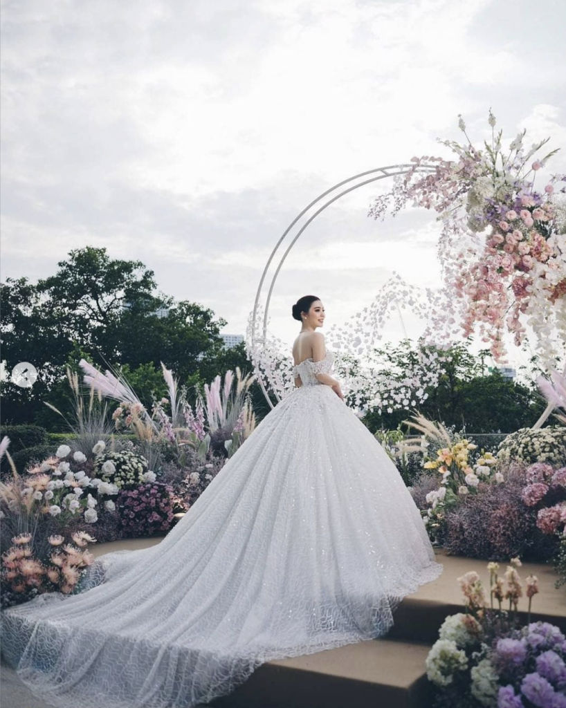 ที่สุดของชุดแต่งงาน! รวม Best Wedding Dresses ของปี 2021  จากเจ้าสาวป้ายแดงทั่วโลก, image size:818x1024