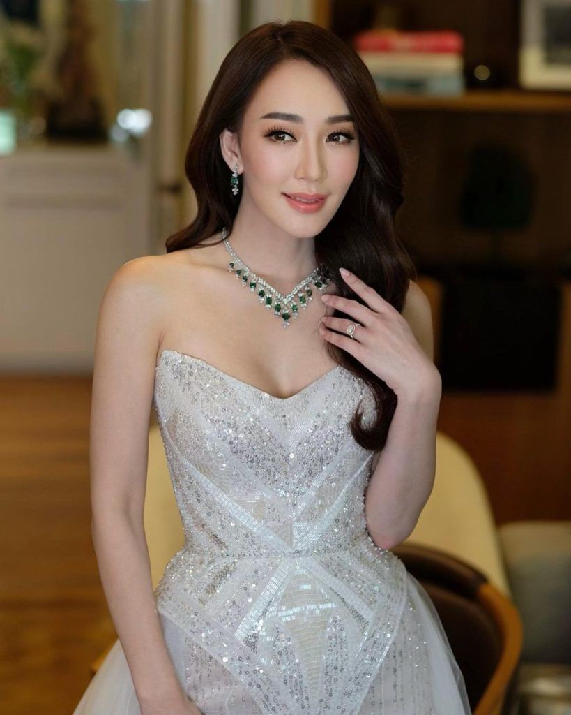 อุ๊งอิ๊ง แพทองธาร เผยภาพฟิตติ้งชุดแต่งงานสั่งตัดพิเศษจาก Elie Saab  Spring/Summer 2018 Couture ที่เธอสวมใส่ในงานสมรสเมื่อช่วงมี.ค.ปีที่แล้ว  โดยเธอบอกว่าชุดนี้มีน้ำหนักมากถึง 13 กิโลกรัมเลยทีเดียว! #ชุด นี้สวยและเข้ากับเธอมากจริงๆ ✨✨✨, image size:819x1024